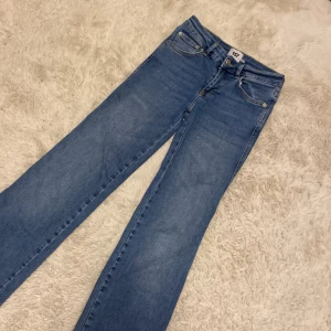 Blå 90’s Bootcut jeans från lager 157 - Snygga blå jeans från lager 157 med lock för bakfickorna, dem har väldigt lite slitningar längst ner men inget synligt