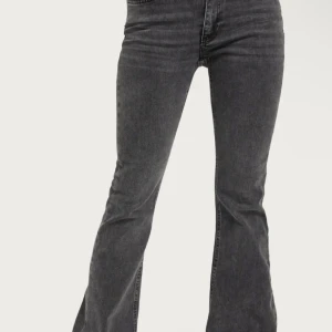 Svarta bootcut jeans - Snygga svarta bootcut jeans mid waist