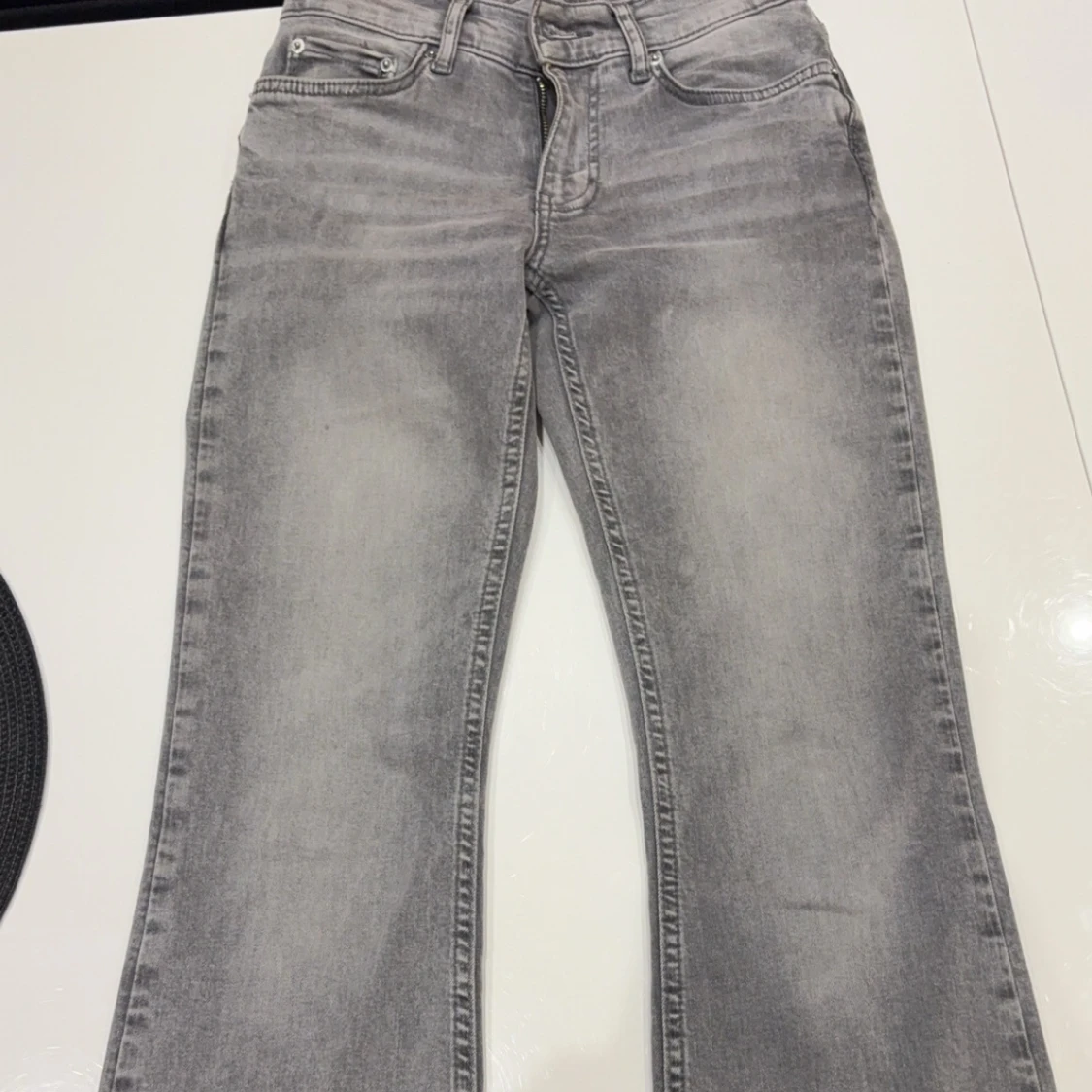 Grå bootcut jeans från Gina tricot Perfect Jeans - 2