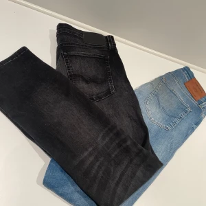 2 jack&jones jeans - Säljer två stycken jack amd jones jeans för endast 200kr. Båda är slim glenn