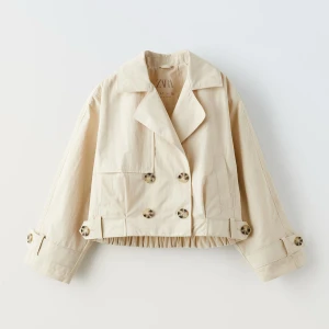Zara trench jacka / coat - En beige trenchcoat från zara i storlek 13-14 år (164cm) vilket motsvarar xs-s storlek. Passar perfekt till vår/höst eller sommarkvällar. Helt oanvänd med prislapp på. 