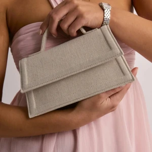 Väska ginatricot - En beige väska från Gina Tricot i linnen materiel. Oanvändmed prislappar på. 
