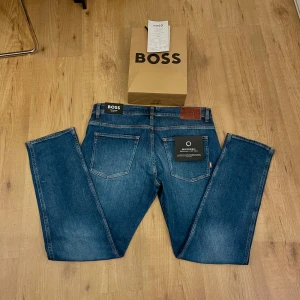 34x30 Boss Jeans  - HELT oanvända Boss slim fit Jeans ’Delaware’ I Navy blå.  W34 x L30 Nypris: 1599kr (köpt för 1099kr) Kunde ej lämna tillbaka därför säljer jag. Kvitto finns!