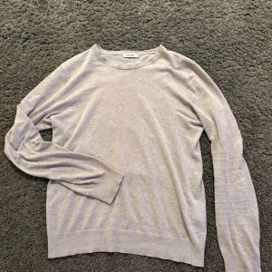 Grå tröja från J. Lindeberg - Säljer denna stilrena gråa tröja från J. Lindeberg i riktigt fint skick.                                                          Cond:8/10.                                                             Storlek: M.                                                                   Pris: 499 inte hugget i sten 