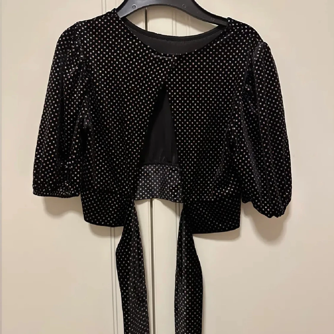 Svart glittrig kort topp med öppen rygg - 1