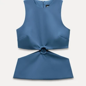 Blå topp ifrån zara - Snygg blå ärmlös topp från Zara med unik knytdetalj i midjan. Perfekt för en stilren look. Tillverkad i ett mjukt material som ger en bekväm passform.