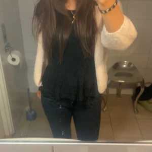 Mysig kofta från Lindex💕 - Mysige rosa kofta från lindex i en fluffig och mjuk design. Perfekt för att hålla sig varm under kyliga dagar. Koftan har en öppen front och långa ärmar, vilket gör den lätt att matcha med olika outfits.