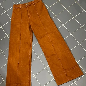 Bruna byxor från Stradivarius - Snygga bruna byxor från Stradivarius i storlek 38. De har en hög midja, en wide fit samt praktiska bakfickor. 