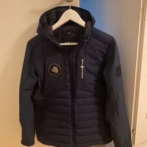 Sail racing jacka junior/170 - Hej, säljer min snygga höst/vår jacka utav märket Sail racing. Mycket bra skick på jackan. Storlek-170. Passar dig mellan 167-175. Denna model säljes ej längre i butik eller på nätet. Mitt pris-749. Fraktar spårbart via PostNord/InstaBox!😄