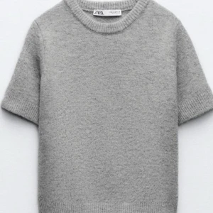 Grå stickad tröja från Zara - Bra skick, ändast använd 2 gånger. Säljer då den inte kommer till användning🩷