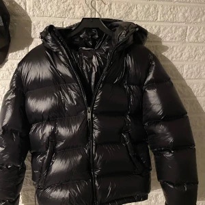 Svart Zara pufferjacka  - Säljer pågrund utav att den är för liten för mig. Använd ett fåtal gånger, skick 9/10         Tveka inte att skriva om du har några frågor.