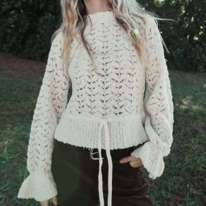 Hålstickad ull tröja från zara - Säljer denna jättefina tröja från zara. Aldrig använd med prislappen kvar. Nypris på 699kr