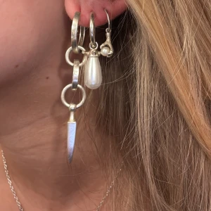 Maria Nilsdotter örhänge  - Chaous Queen silver örhänge. Fint skick men kanske behöver putsas lite💞öppen för byten 