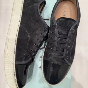 Lanvin  - Mörkgråa Lanvins. Endast använda 1 gång därav är de i exemplariskt skick. |All og (box, dust bags, extra snören) |. |Nypris 4500kr|                        Varan säljes i befintligt skick och köpare står för frakt. Kan annars mötas upp i Stockholm. Tveka inte på att ställa frågor! 🐅