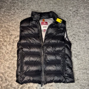 Svart dunväst från Parajumpers -  svart dunväst - parajumpers - sheen| storlek - M ( passar S)            Skick - 9/10 | skriv vid frågor och funderingar !!