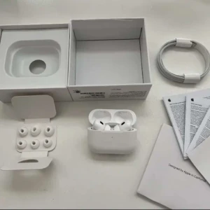 Earpods pro generation 2!!! - Hej, jag säljer dessa för att jag fått dem i födelsedags present och inte har någon riktig användning av dem, nu när jag köpt dem nyaste Maxen. Kom med förslag på pris. Köptes under 2024 sent under året, så dem e ganska nya😀😀