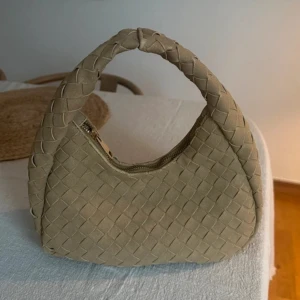 Snygg mockaväska - Säljer en superfin mockaväska som är perfekt till skolan eller fest! I jättefint skick💗