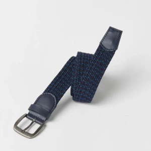 Blått flätat bälte med silverfärgat spänne - Snyggt blått flätat bälte med ett stilrent silverfärgat spänne. Perfekt för att ge en extra touch till din outfit. Bältet har mörkblå läderdetaljer vid ändarna som ger en elegant finish.