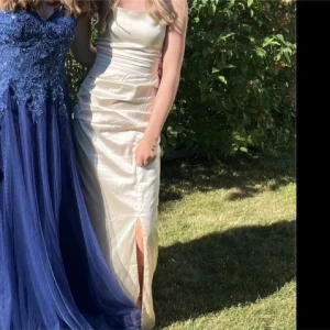 Balklänning - Säljer min sjukt fina balklänning som är använd en gång, uppsydd för mig som är 160 + klack!! Jättefint skick🥰🥰🥰så fin i ryggen också, kan skicka fler bilder privat!