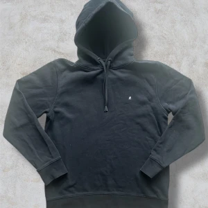 Svart Replay Hoodie - Svart Replay Hoodie, Storlek L, Mycket fint skick, Skick enligt bilderna,  Köp den nu via köp nu funktionen innan någon annan hinner före💸  Postar alltid inom 24h📦  Tveka inte att höra av dig om du har frågor🧐  Lägg ett prisförslag om du tycker det är för dyrt💸  Kolla min profil för andra fina kläder🛍️