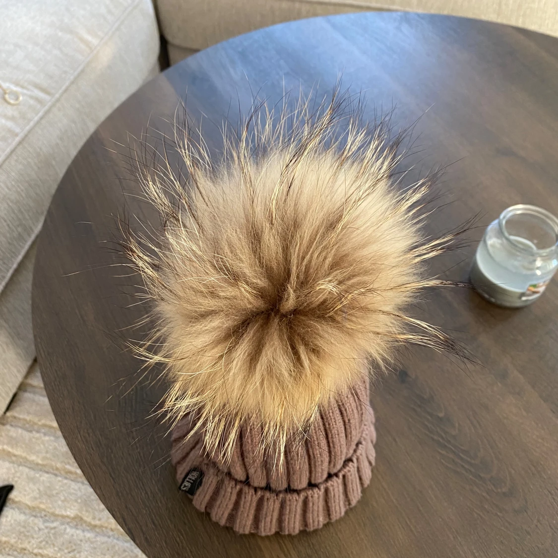 Brun stickad mössa med pälsboll - 1