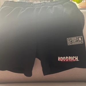 Svarta shorts från Hoodrich - Snygga svarta shorts från hoodric. Lite små i storleken. Hade passat XS. Litet hål där snöret ska va. Samt inget snöre.