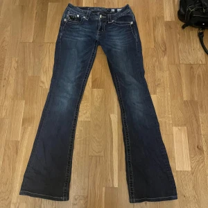 Miss me jeans  - Snygga mörkblå jeans från Miss me. Byxorna har en bootcut-stil och är lågmidjade, lite slitage vid hälen 