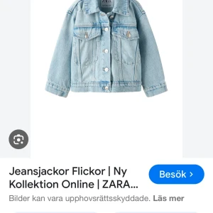 Ljusblå jeansjacka från Zara - Säljer en snygg ljusblå jeansjacka från Zara. Den är helt oanvänd men tog bort pris lapp så gick inte att lämna tillbaka. Jackan har klassisk design med knappar framtill och två bröstfickor. Perfekt för en slapp stil. Är i storlek 13-14 år (164) men passar även xs. Pris kan även diskuteras😊