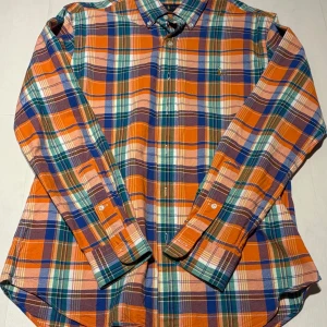 Rutig skjorta från Ralph Lauren - Säljer en färgglad rutig skjorta från Ralph Lauren i slim fit. Skjortan har långa ärmar och är broderad med den klassiska loggan på bröstet. Perfekt för dig som vill sticka ut med stil! Pris kan diskuteras vid snabb affär. 