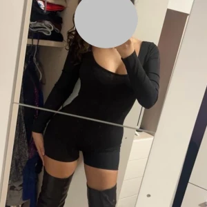 Jumpsuit  - Jätte fin jumpsuit använd 2 ggr sitter perfekt och bekvämt på.