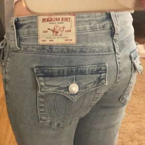 Ljusblå jeans från True Religion - Säljer ett par ljusblå jeans från True Religion med low rise och bootcut i storlek 26 som nästan aldrig kommit till användning!💕