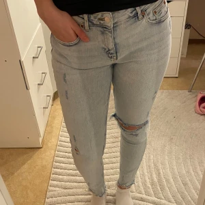 Ljusa zara jeans  - Snygga ljusa jeans med slitningar på knäna. Från zara.
