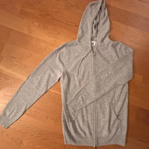 John Henric kashmir zip hoodie - Grå John Henric Kashmir zip hoodie i storlek S, har nästan aldrig använts