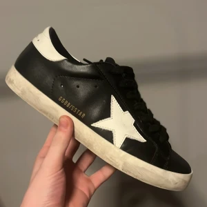 Golden goose - Tjena, jag säljer nu mina golden goose som är använda 5 gånger och är i mycket bra skick. Jag har kvitto och box, dom är 100% äkta. Hör av er vid minsta frågan😀