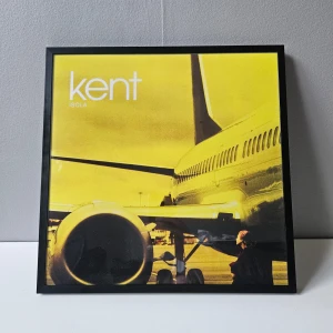 Kent - Albumaffisch, 31.5x31.5  - Kent - Isola albumaffisch, 31.5x31.5   Helt ny - Passar bra i IKEAs tavelram Lomviken!  Skickas i papprulle - Ramen ingår inte!