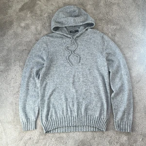 Grå stickad hoodie från Dressmann - Skick: 9/10, nästan helt ny - Storlek: L