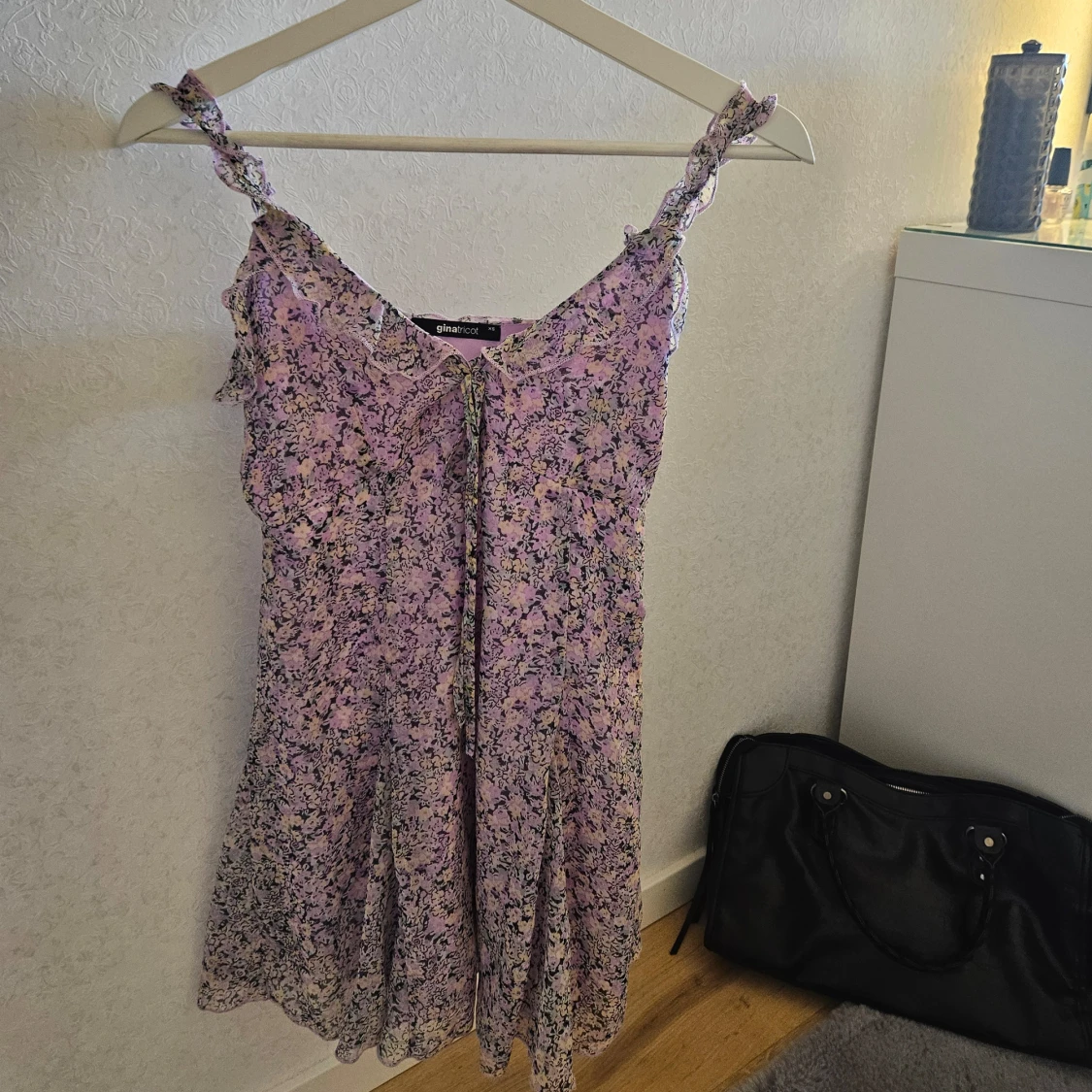 Blommig klänning med knytband - 1