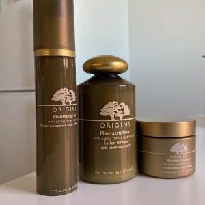 Hudvårdsset från Origins - plantscription  - Säljer ett hudvårdsset från Origins Plantscription-serie. Innehåller en anti-aging treatment lotion (150 ml), ett anti-aging power serum (50 ml) och en powerful lifting cream (50 ml). Perfekt för att ge huden en ungdomlig lyster och fasthet.