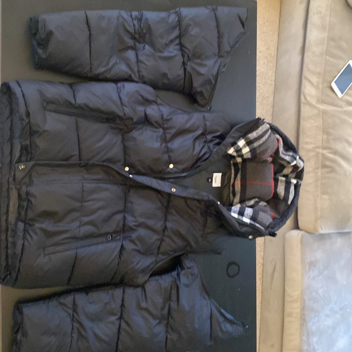 Svart pufferjacka med rutigt foder - 4