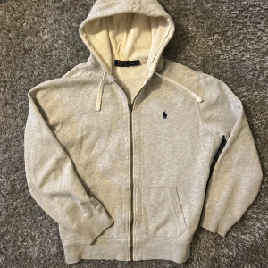  Ralph Lauren zip hoodie - säljer nu min ralph lauren zip eftersom de blivit förstor pga att jag hag gått ner i vikt. storleken är xl men passar L. den är nästan helt oanvänf så den är i topp skick inga skador eller skavanker. köptes för 2100 säljer för 699