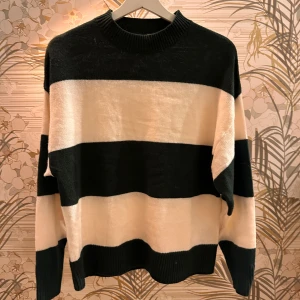 Randig tröja från H&M Divided - Säljer en snygg randig tröja från H&M Divided i grön och vit. Tröjan har en normal passform med långa ärmar och en rund halsringning. Perfekt för en avslappnad stil. 🖤🤍