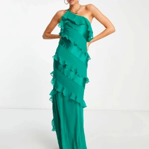 Grön oneshoulder balklänning med volanger - Snygg grön oneshoulder klänning med volanger och silkes material. Perfekt för balen. Klänningen har en lång design och smala axelband som ger en stilren känsla. Den är i storlek M och passar mig som bär storlek S och är 165 cm lång. 💗