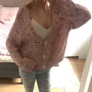 rosa cardigan från zara - ljusrosa stickad cardigan med knappar från zara❤️ storlek M men passar mig med S!! använd fåtal gånger