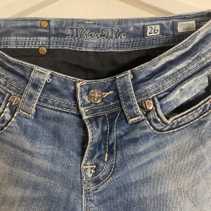 Låg midjade Miss me bootcut jeans  - Miss me lowwaist  bootcut jeans: midje mått - 35cm Längd - 99 cm Innerbens längd -  80 cm Säljer pga kommer inte till användning. Köpte för 900 kr så säljer för 600 kr men pris kan diskuteras. 
