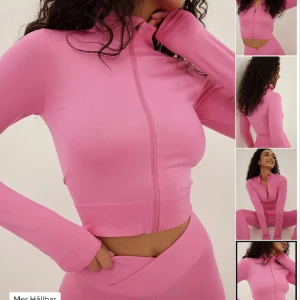 Rosa croppad träningströja med dragkedja - Snygg rosa croppad träningströja med dragkedja framtill. Tröjan har långa ärmar och en tight passform, perfekt för träning. Den är tillverkad i ett stretchigt material som ger bra rörelsefrihet. Också ett par matchande leggings. 300 för både jacka och leggings.