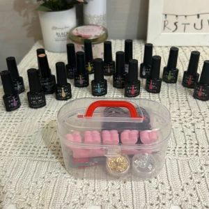 Nagellack och nagelvårdsset - Säljer ett set med flera nagellack från Limegirl, inklusive baslack och gelpolish. Setet innehåller även nagelvårdsverktyg som cat eye magnet guld o silver Nagel glitter guld och silver Nagel tape tånagelseparatorer i rosa o m.m. Perfekt för hemmamanikyr och pedikyr.❤️