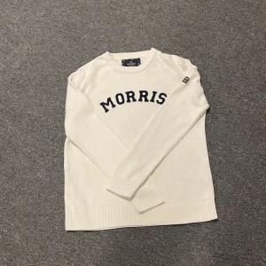 Vit tröja från Morris - Tja! Säljer en stilren vit tröja från Morris. Skick: 10/10, inga konstigheter. Storleken är i L men passar M. Nypris:999kr❌!!Vårt pris:399kr✅ Tveka inte med frågor!🙌