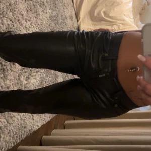 Skinnbyxor - skinnbyxor som är använda 1 gång som max. De är vida nere vid benen och fötterna. Super sköna och riktigt snygga. Köpa för inte alls länge sedan 