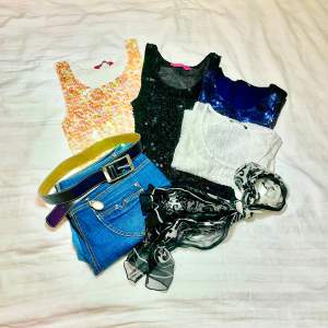 Klädpaket! 4 toppar, 1 par jeans (strl XXL), scarf, bälte och 1 berlock. ⚠️skriv innan så att alla saker finns kvar!⚠️ allt förutom byxorna passar S-M💕