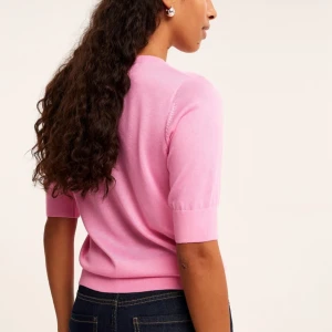 Rosa tröja från Kappahl - Säljer en söt rosa tröja från Kappahl i storlek XS, passar dock mig som är strl S. Kan ha nån fläck nånstans men inget som syns.